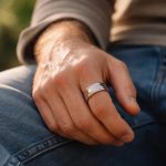 découvrez la signification de la bague au pouce pour homme, un symbole de force, d'indépendance et de style unique.