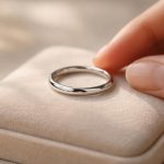 découvrez ce qu'est un jonc en bijouterie, ses caractéristiques et pourquoi il est un choix intemporel pour sublimer vos doigts.