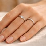 découvrez dans quel ordre porter votre alliance et votre solitaire pour un rendu élégant et harmonieux. conseils pratiques et traditions expliqués.