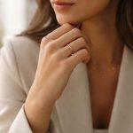 découvrez la signification derrière le port d'une bague au pouce par une femme et ce que ce choix de style peut révéler.