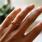 découvrez des astuces pratiques pour empêcher une bague de tourner autour de votre doigt et assurer un confort optimal tout au long de la journée.