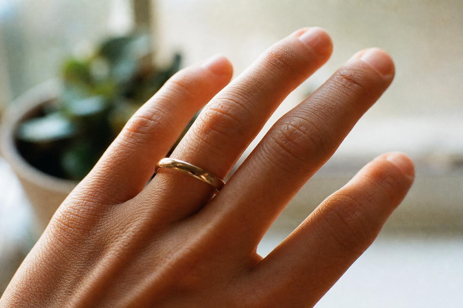 découvrez des astuces pratiques pour empêcher une bague de tourner autour de votre doigt et assurer un confort optimal tout au long de la journée.