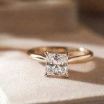 découvrez ce qu'est un diamant taille princesse, ses caractéristiques uniques, et apprenez comment choisir la bague parfaite qui sublimera ce magnifique style de pierre précieuse.