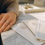 découvrez les différences entre les certificats de diamant gia, igi et hrd pour choisir celui qui garantit la meilleure qualité et authenticité pour votre bague.